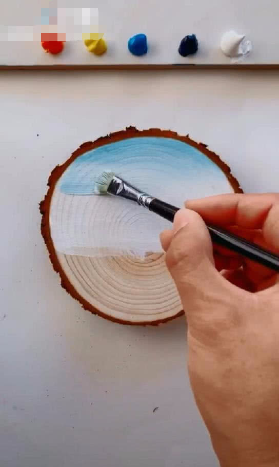 小哥在圆木片上画风景画,乍看很普通,画到最后美的让人移不开眼