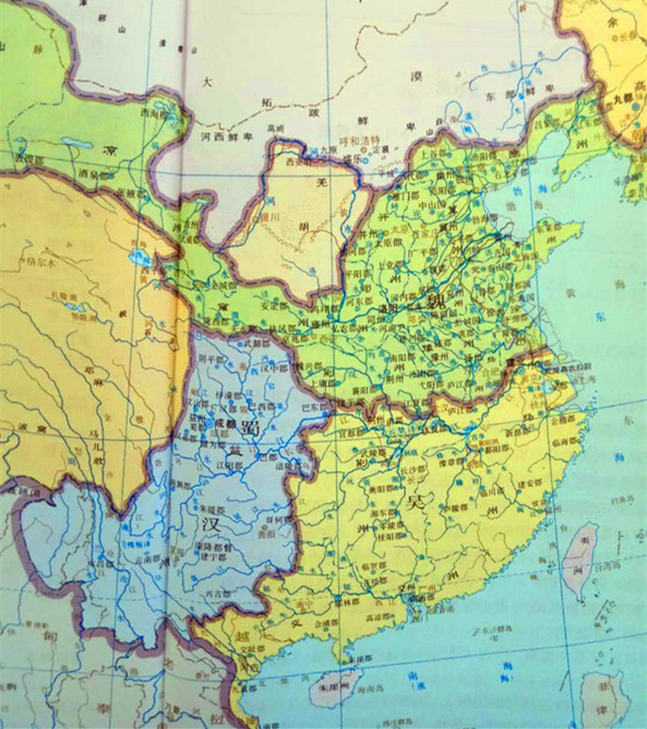 曹操,刘备,孙权都看重,必争的"战略要地",不是洛阳
