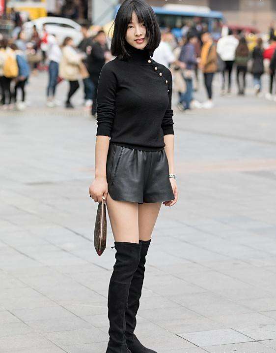 街拍:短发穿黑色上衣配皮短裤的美女,气质让人着迷