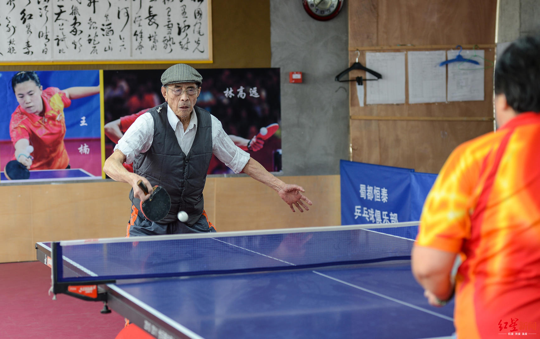 80年乒乓球龄,九旬大爷两拿世界冠军
