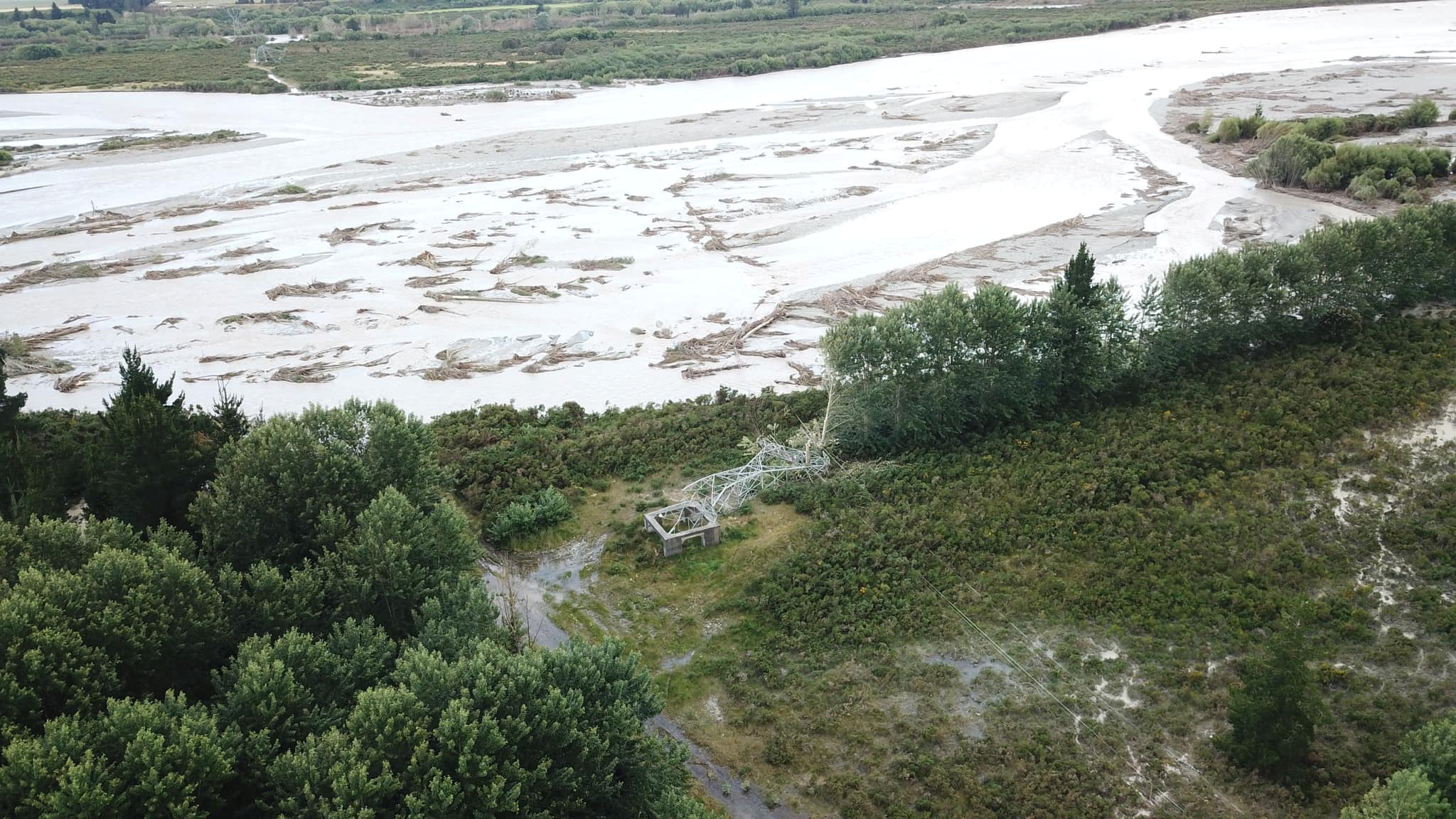 新西兰南岛河流决堤洪水泛滥