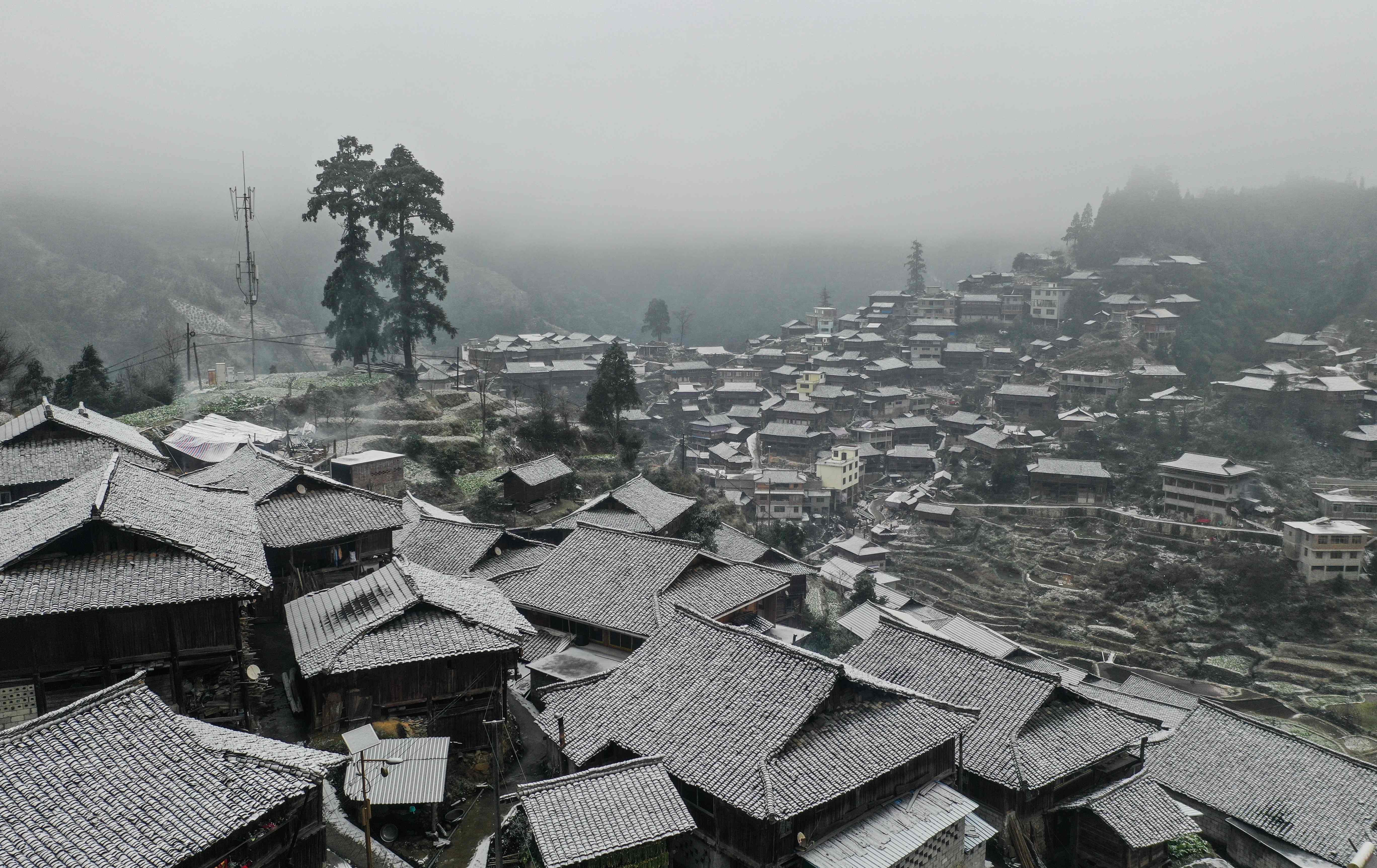 广西融水苗族自治县杆洞乡高培村被冰雪覆盖(12月29日无人机拍摄).