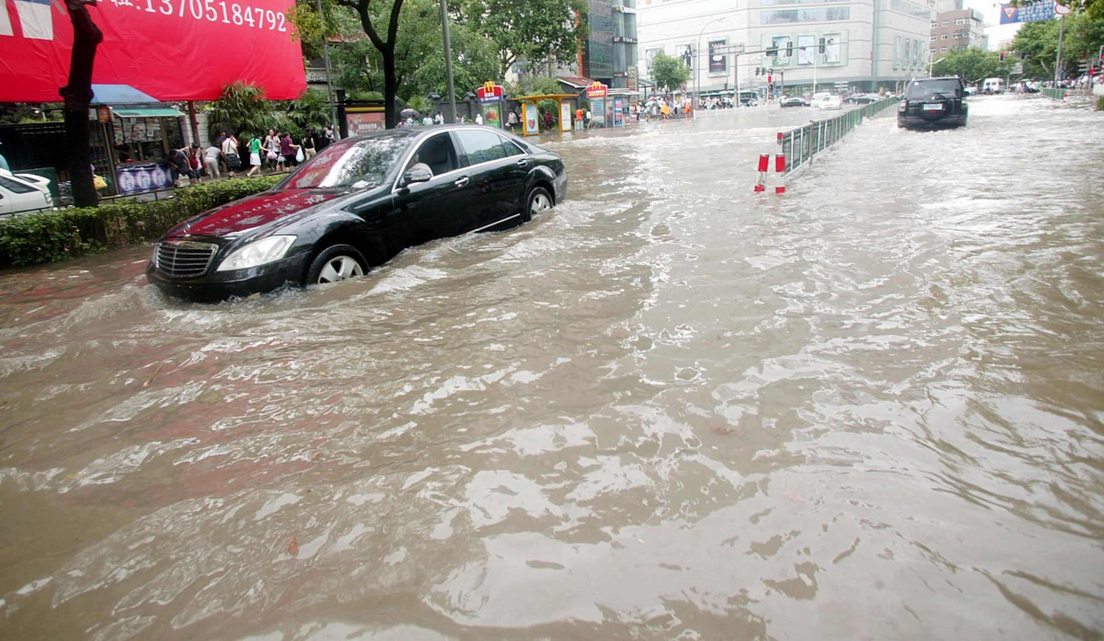 《雨中城市的颂歌》 夜降雨幕遮北京城, 大暴雨来势汹涌澎湃.