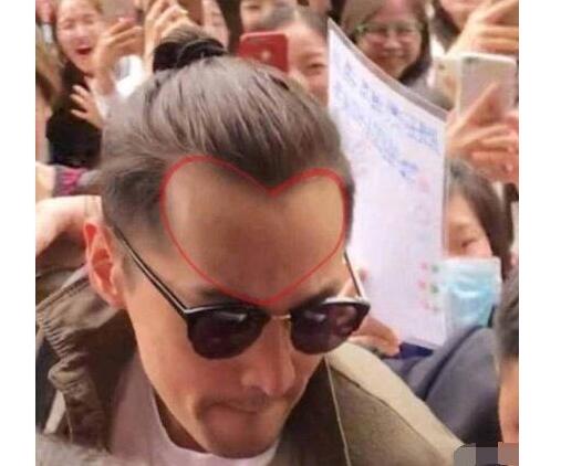 又帅又暖!胡歌晒心形发际线 放大扎小辫的光亮额头粉丝幸福地蒙圈