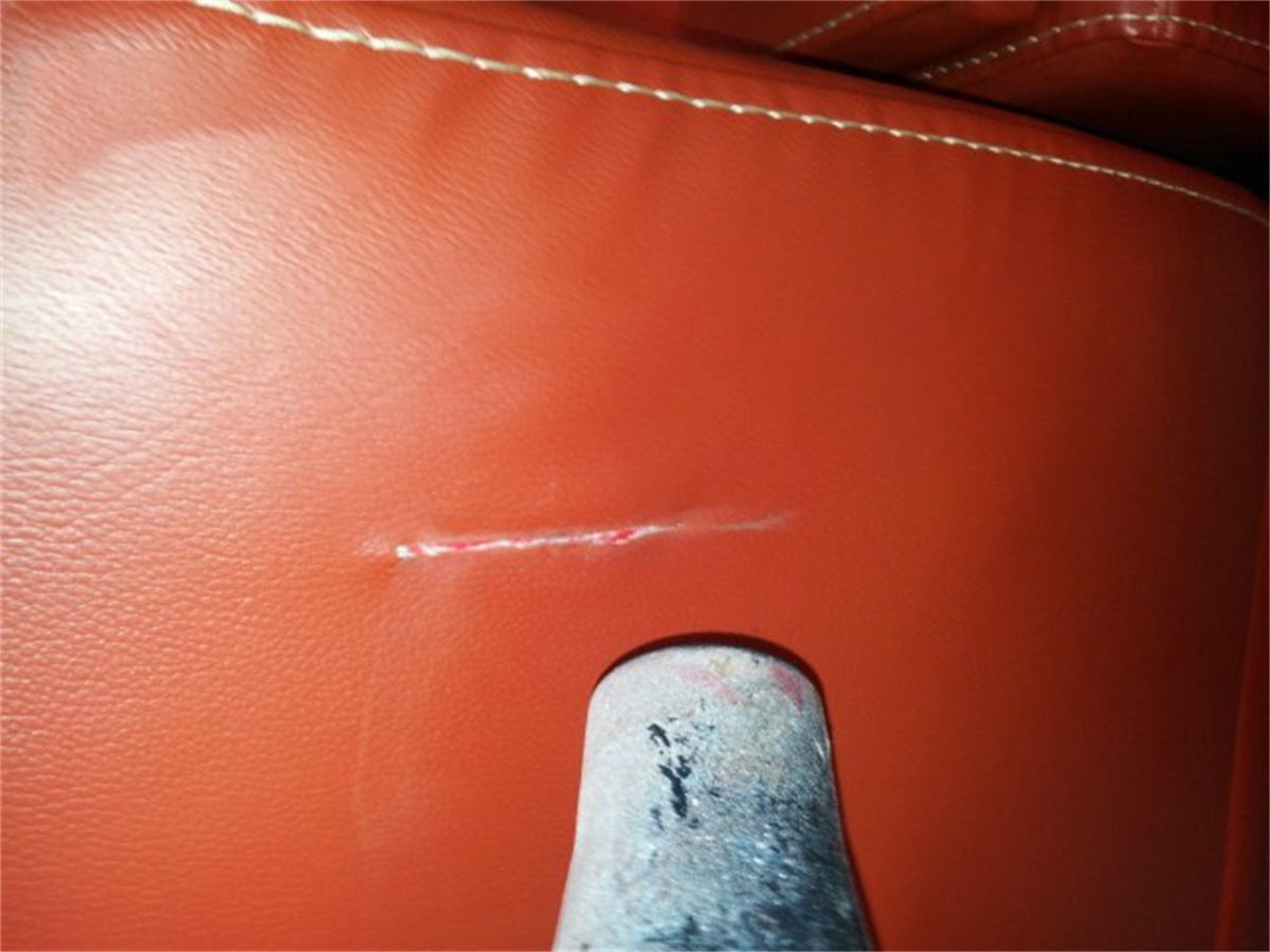 真皮沙发被猫咪抓破了?师傅教我一招,不用重新换购新沙发了