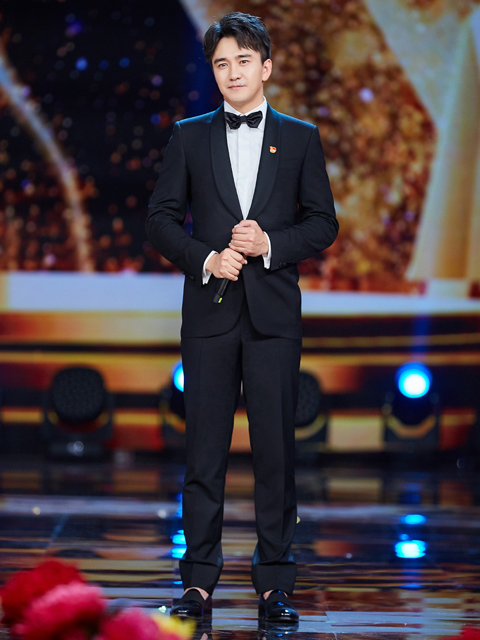 翟天临的14张西装照,笔挺的黑色西装充满帅气