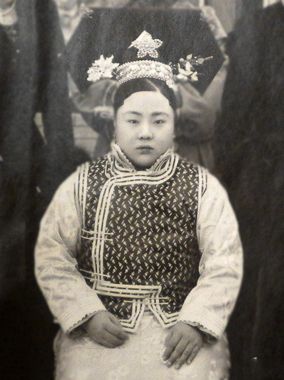 别被电视剧骗了,这才是清朝福晋的真实长相,只有图3美若天仙!