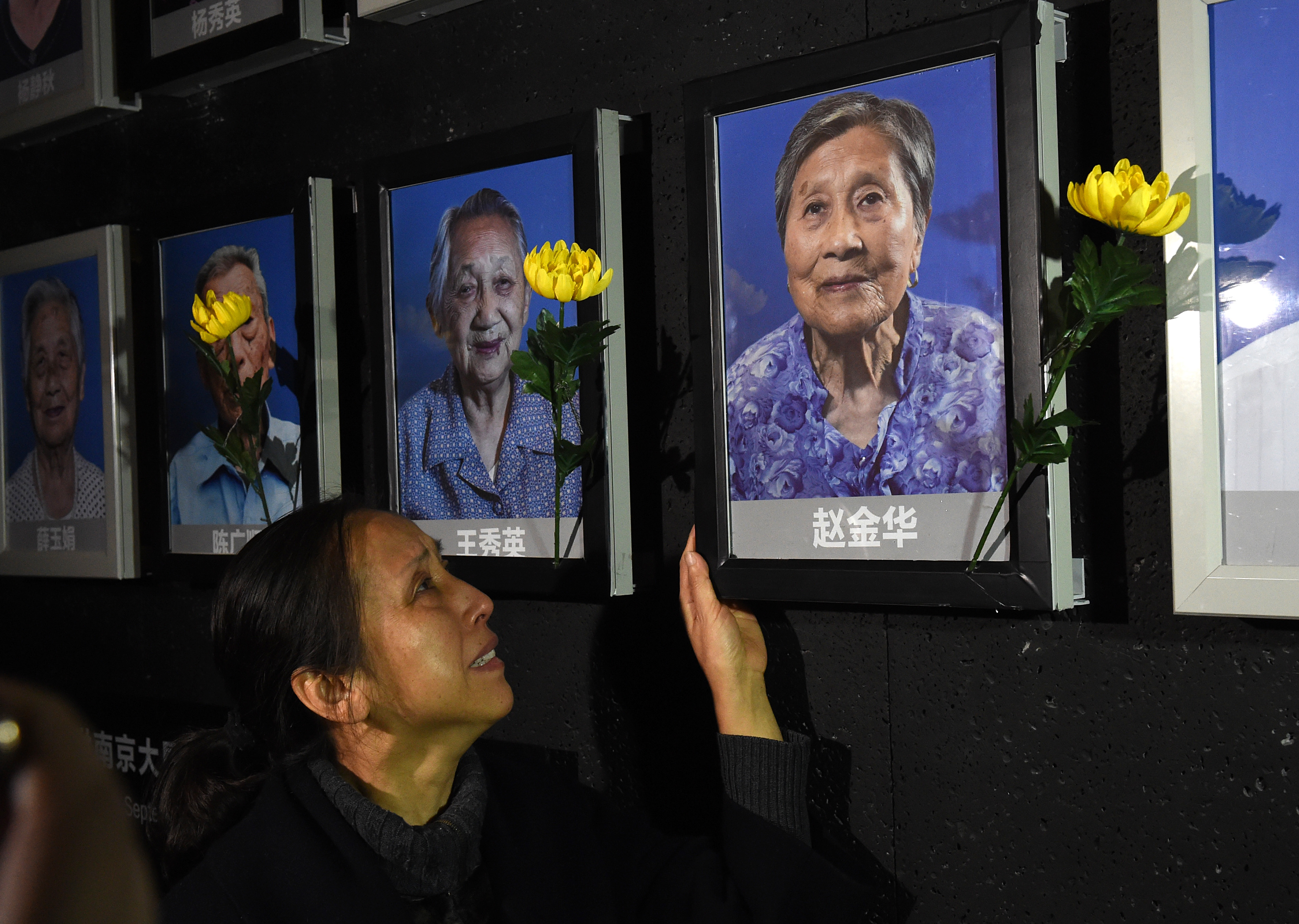 12月6日,在侵华日军南京大屠杀遇难同胞纪念馆,赵金华的女儿赵敏在