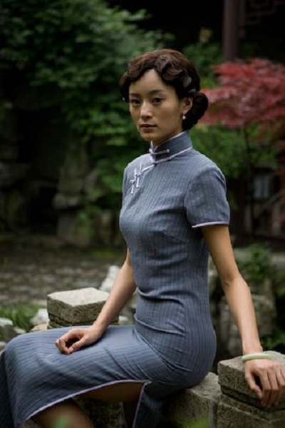 王媛可饰演纯妃,要说身材她绝对是最好的,穿上这身旗袍气质出众,简单