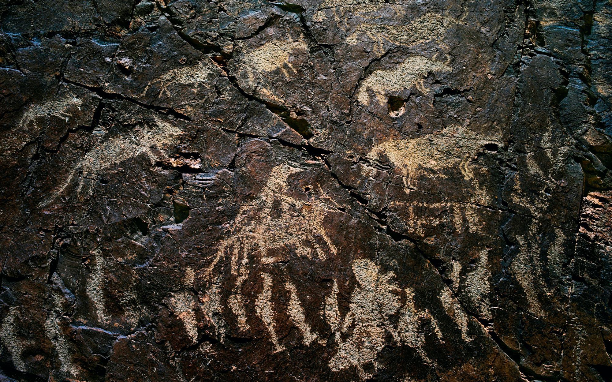 与日土县其它岩画不同,塔康巴岩画以人物为主.