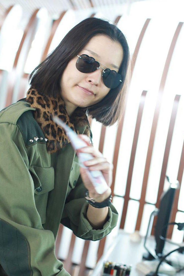 杜鹃现身机场,一身春日时尚穿搭,素颜出镜状态好