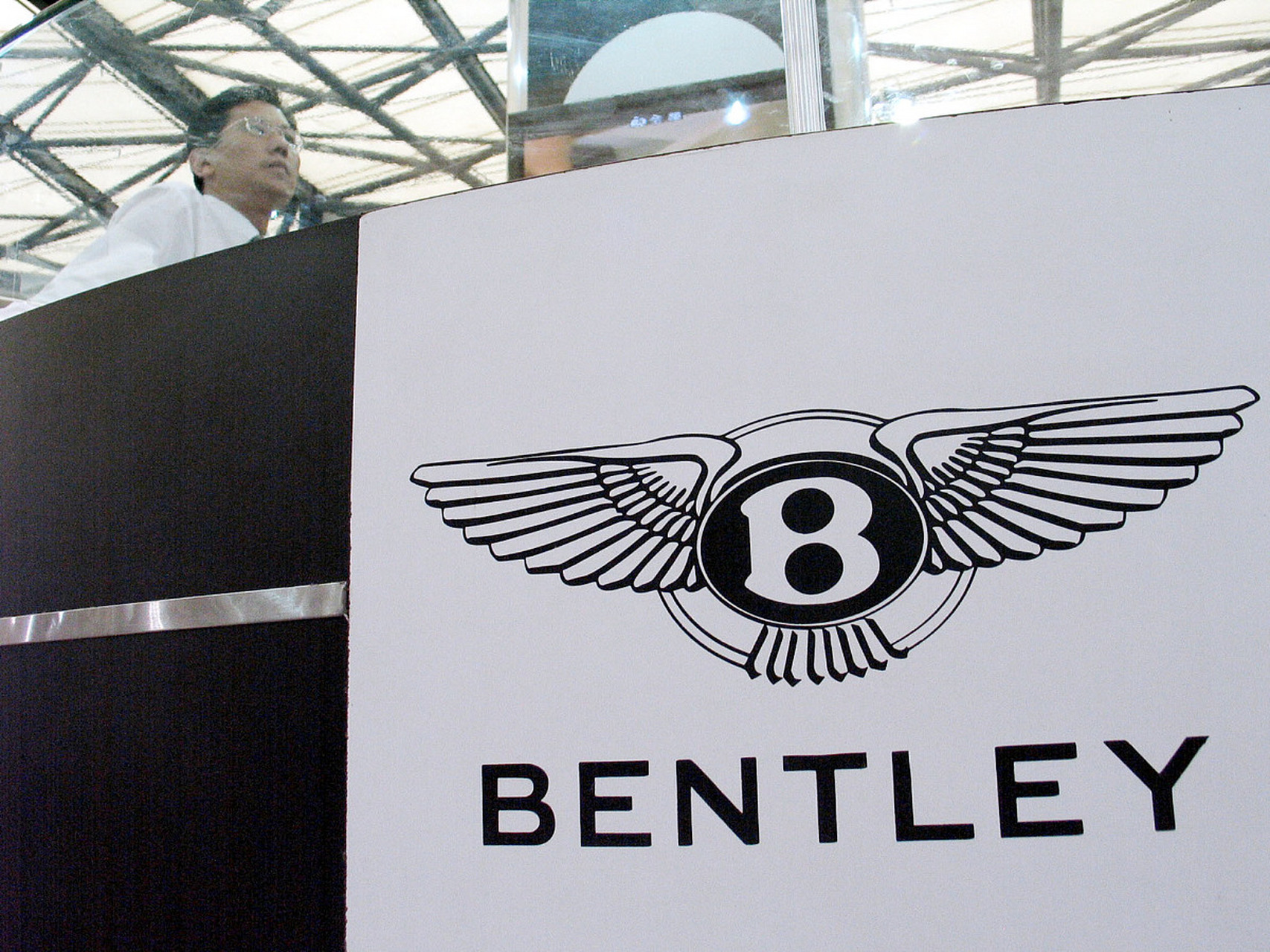 宾利车标左右不对称设计,防伪之作,象征品牌追求完美. 2.