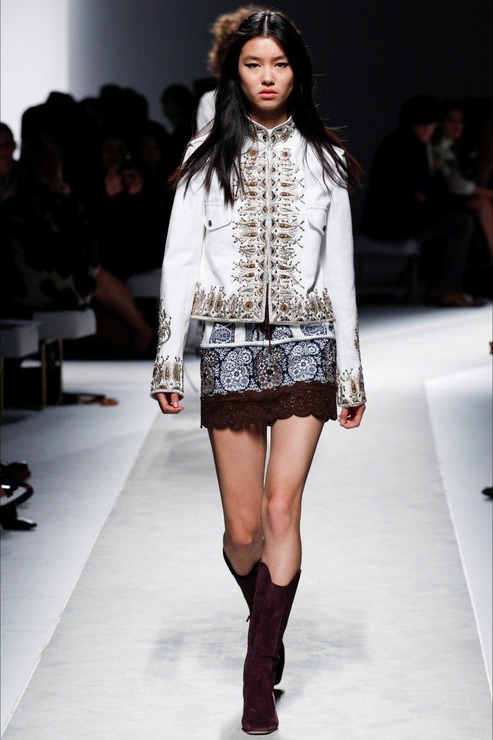 时装周:彰显魅力与潮流,女模特用走秀诠释时尚内涵,穿