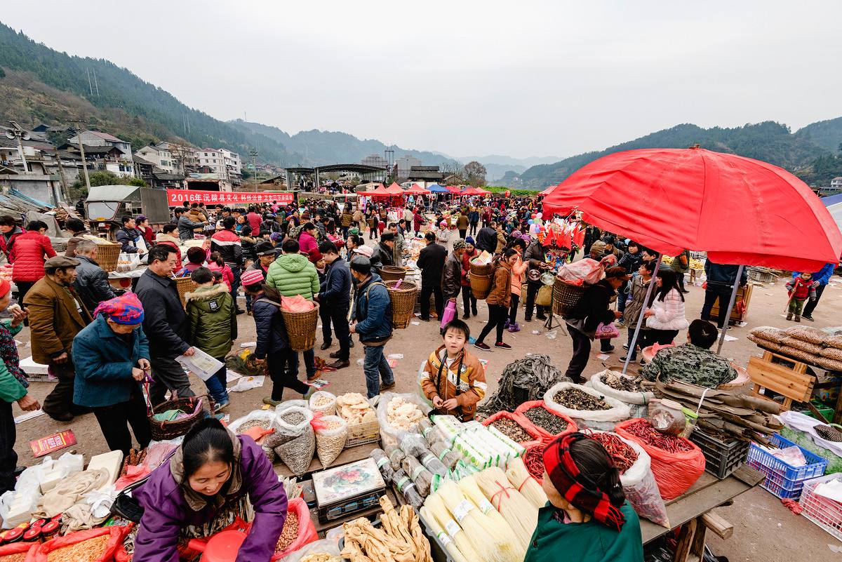 临近过年,农村集市又热闹起来了,但这3样东西最好别在赶集时买