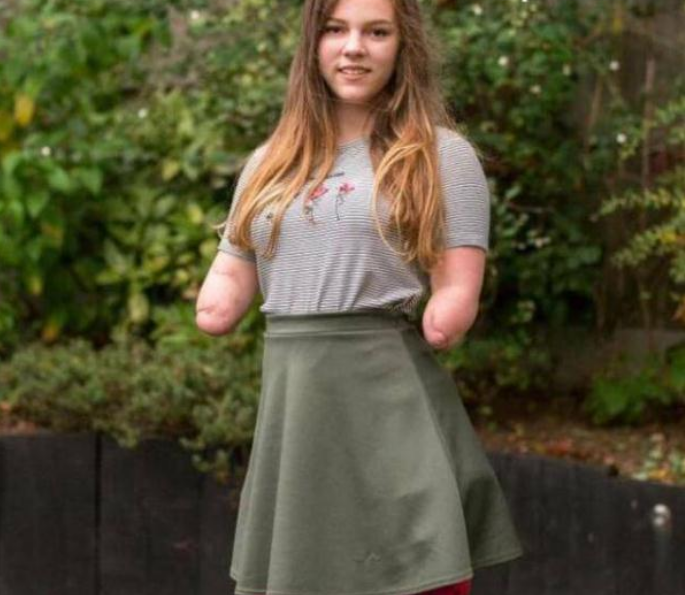 美国一位没有四肢的14岁小女孩,靠不断练习成为了化妆师