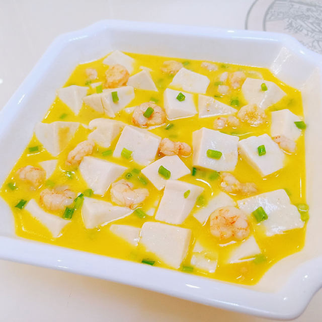 金汤虾仁豆腐,滑嫩的豆腐,鲜嫩的虾仁,咸香的蛋黄,味道十分的鲜美