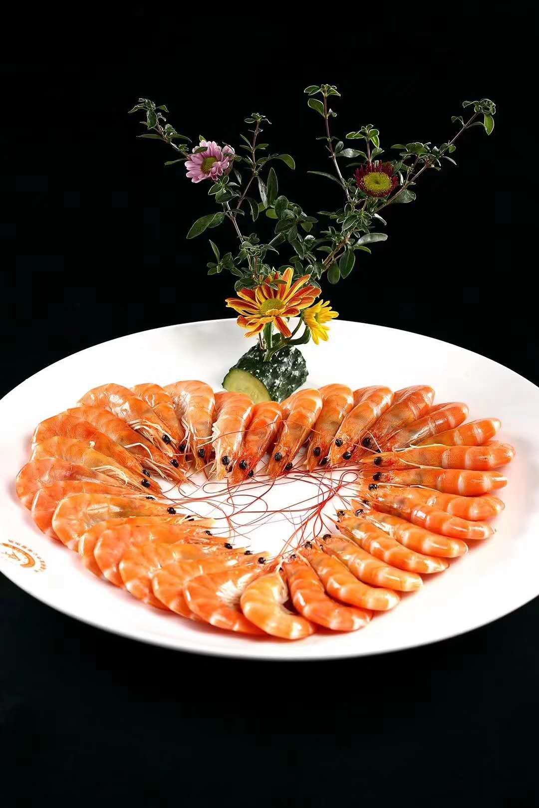菜式名称:白灼黑虎虾 菜式做法:自然解冻,80℃水温中漂烫1分钟,根据