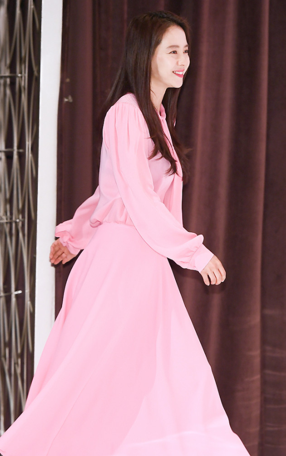 见过这样的宋智孝吗?早期出席活动的她,一袭粉裙嫩如少女