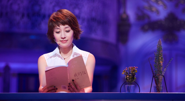 马伊琍身穿白色连衣裙录制节目,与董卿均白裙过膝,恬静美好