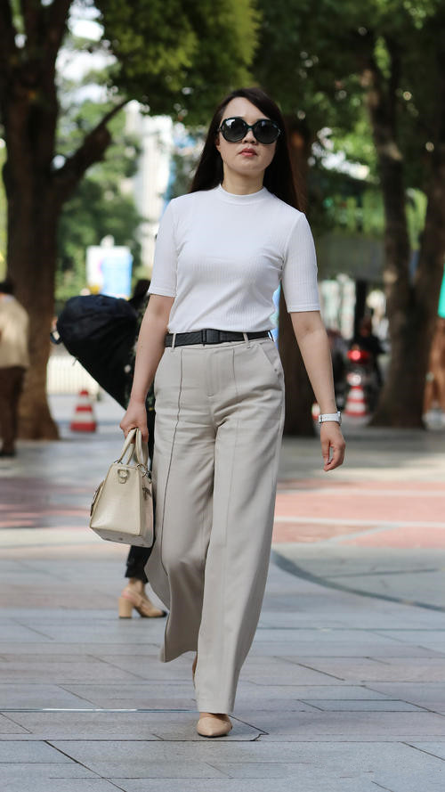 街拍:当小丰满穿上阔腿裤,整体气质优雅很迷人,杀伤力更强