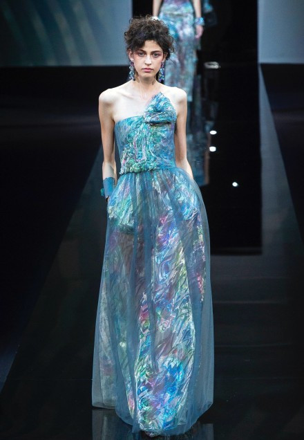 阿玛尼t台惊艳梦幻,"御用超模"摇曳生姿,美人鱼海底似仙境!