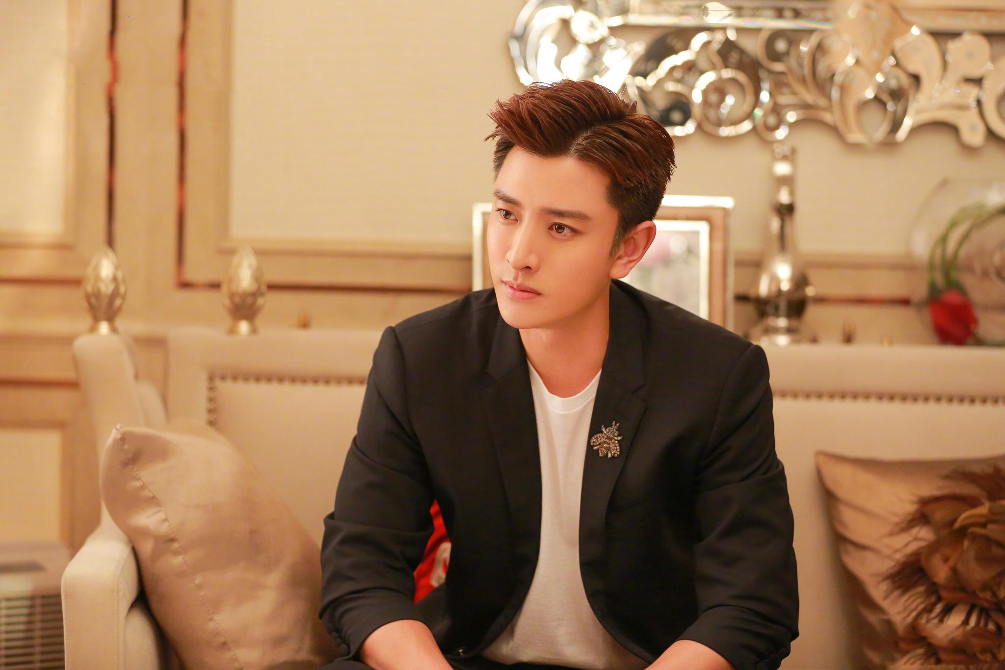 《为您服务》成春晚"演员最多"的节目,小品主角原来是贾乃亮