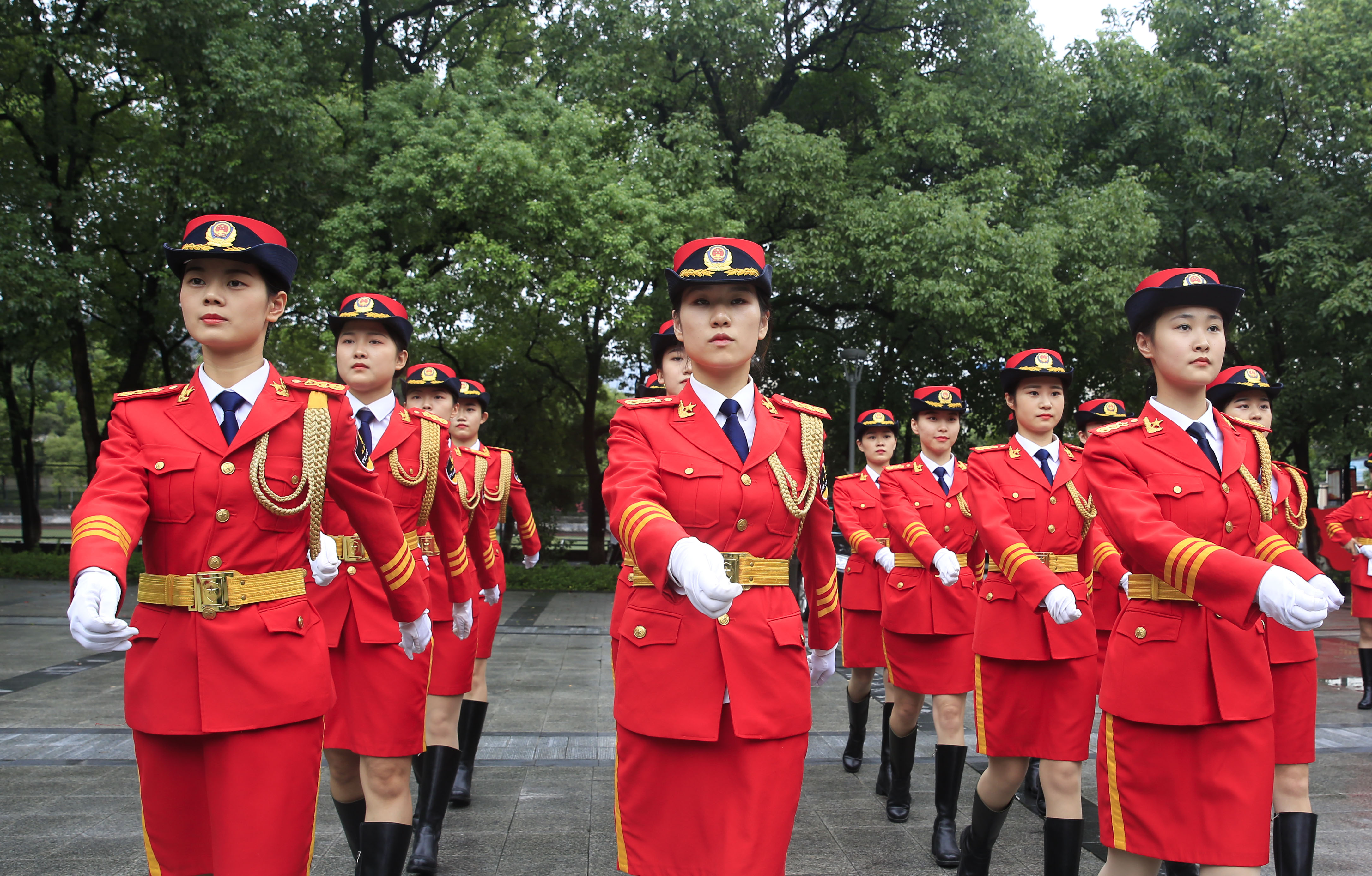 高校女子国旗班中的"千禧宝宝"(1)