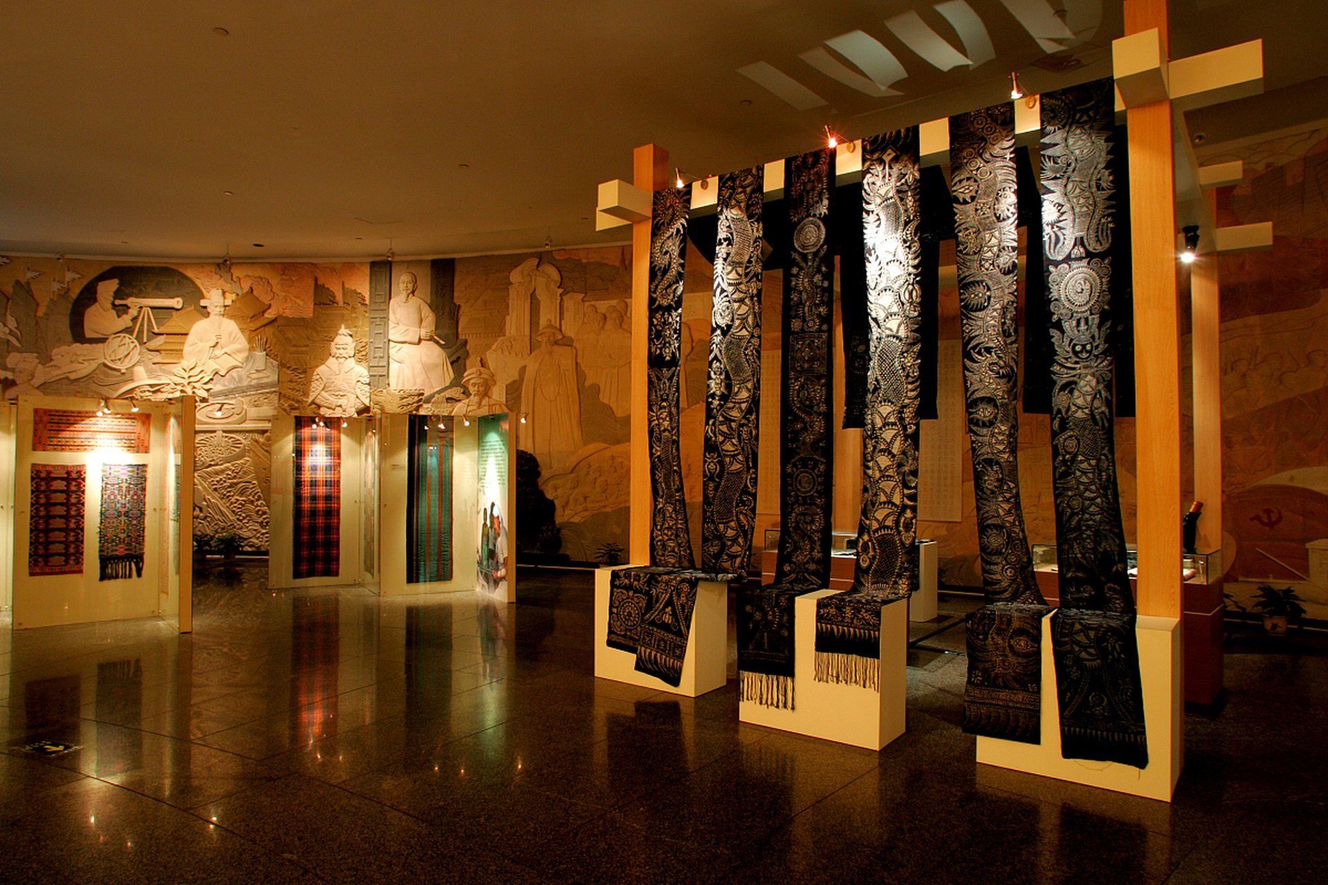 中国丝绸博物馆位于杭州市西湖区,是中国最大的丝绸博物馆.