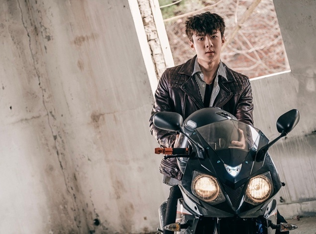 吴世勋不愧是男神,衬衫永远不扣前3颗扣,吴彦祖都输他