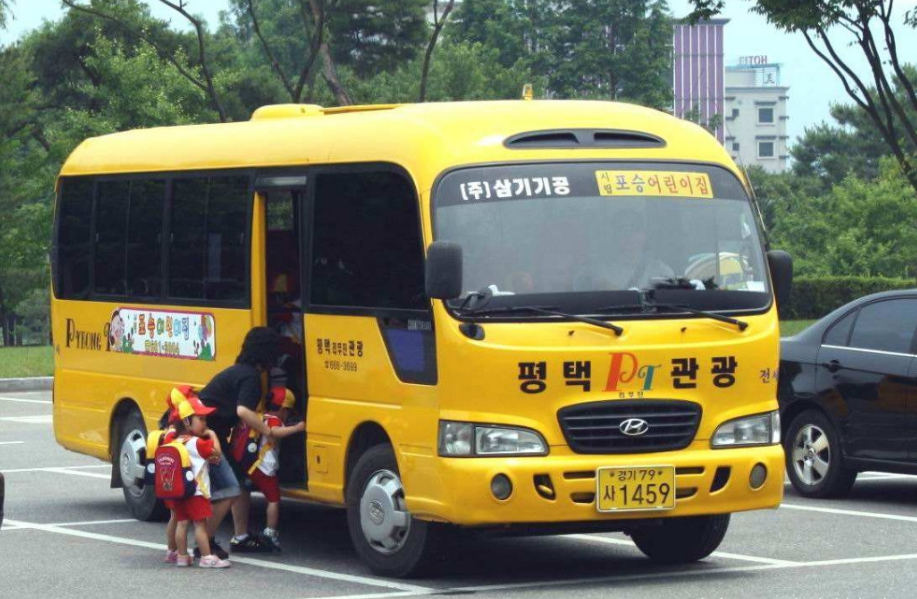 这是英国的校车,英国人历来钟爱双层巴士,但是安全性能同样一般般.