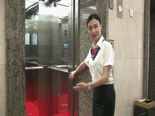 航空票务员培训乘坐电梯的礼仪知识