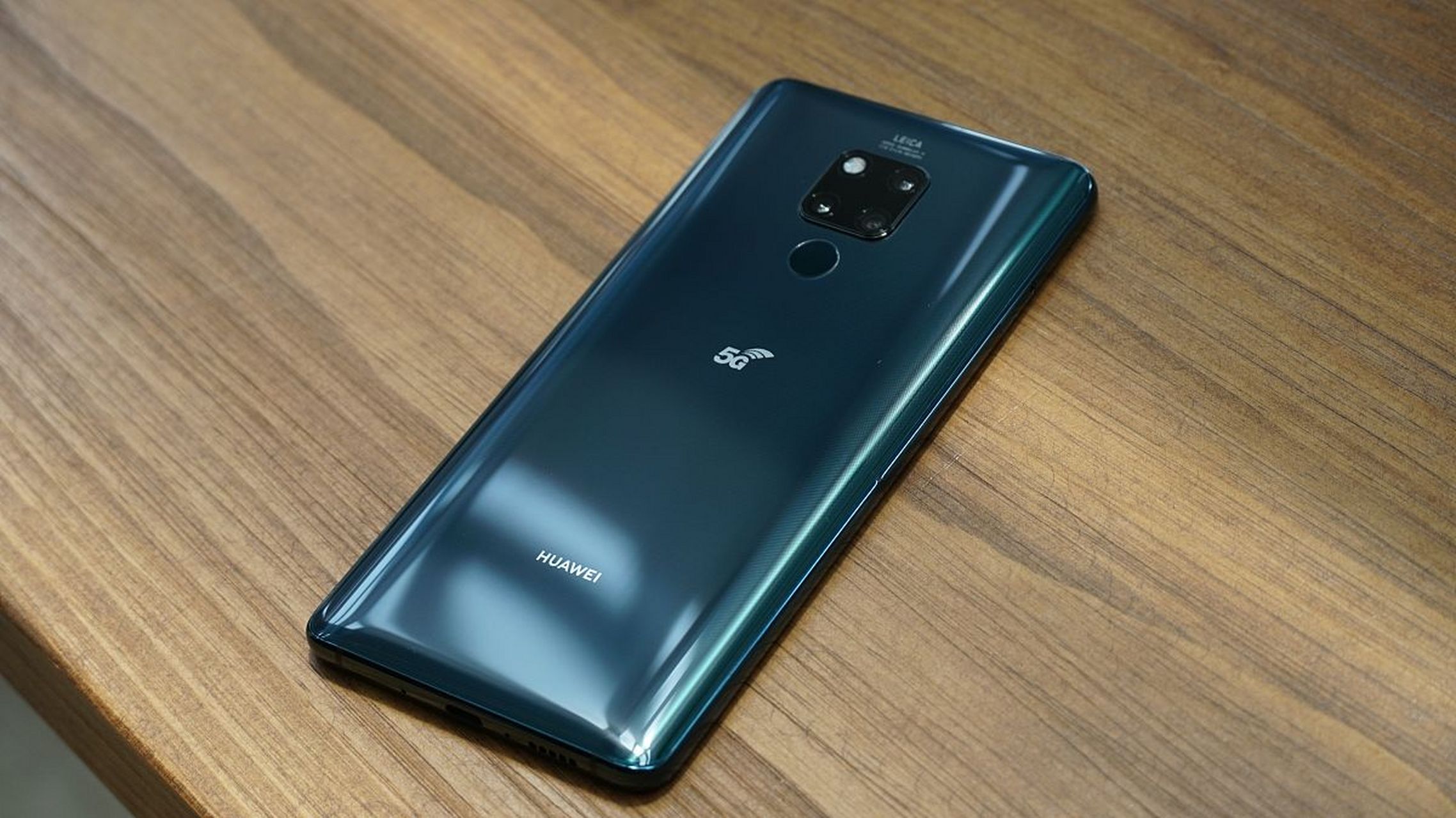 华为mate60智能手机内置卫星通信模块,支持卫星通话功能,可实现偏远