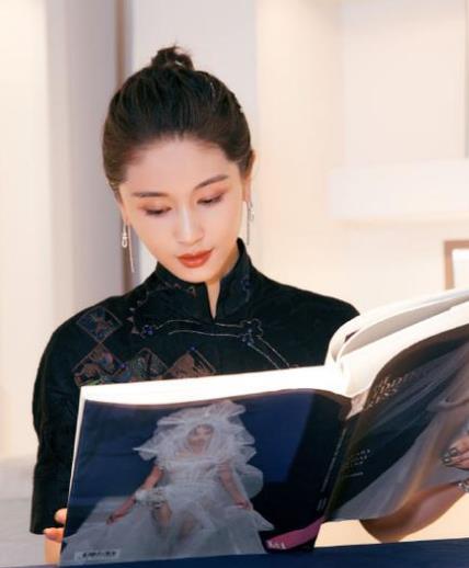 吴谨言穿黑色旗袍裙气场全开,撞上大3岁的王子文,谁更胜一筹?