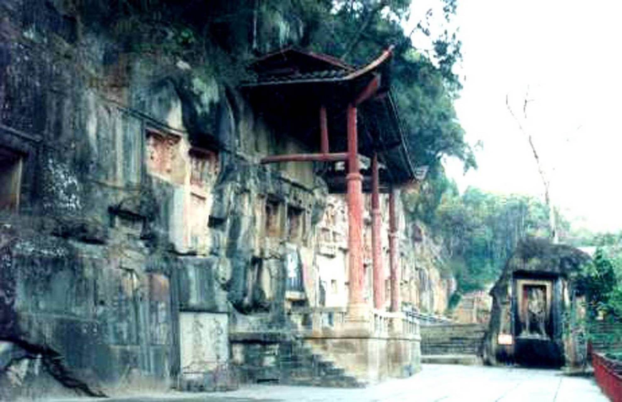 巴中南龛坡是一个充满历史和文化底蕴的地方,主要景点包括石牌坊,南龛