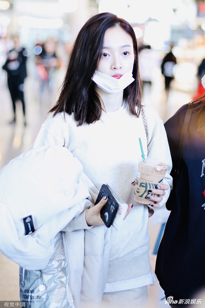 组图:吴宣仪穿羽毛鞋素颜现身机场 口罩遮面难掩白皙皮肤
