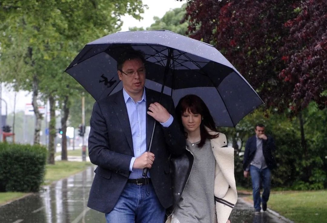 帅哭!塞尔维亚总统年轻时照片曝光,唇红齿白,身高1米9,还是位好爸爸