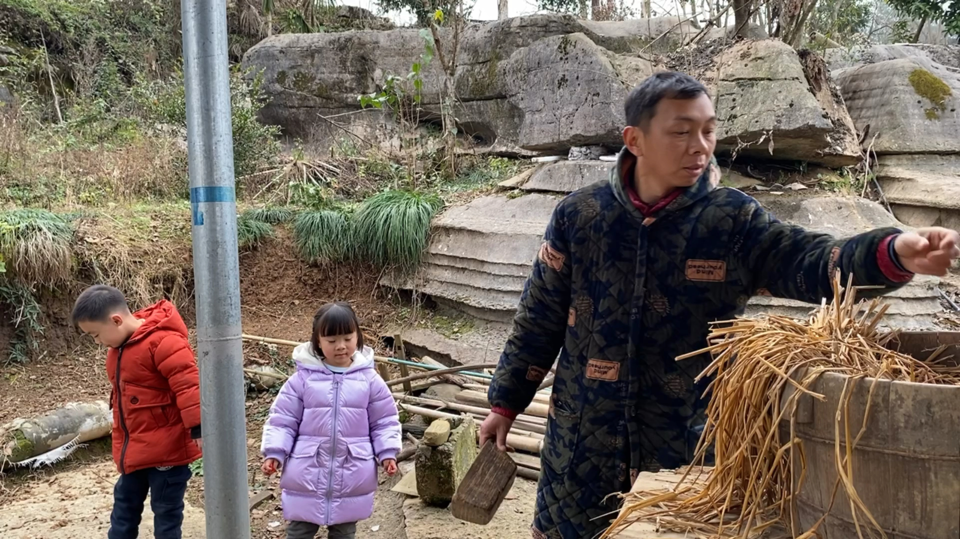 回老丈人家,奇怪鸡窝里没有鸡蛋,估计又去石头缝里下野蛋了