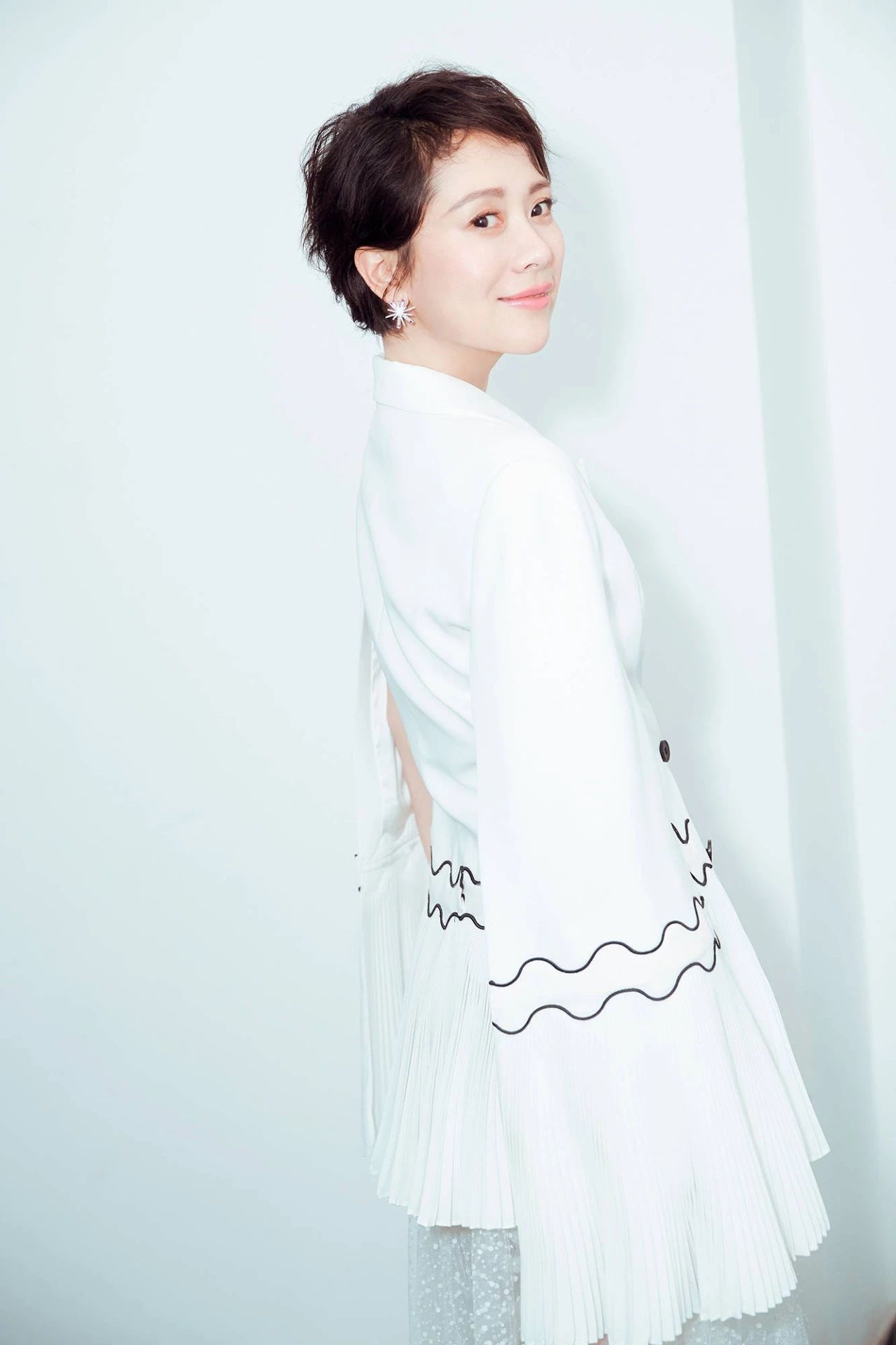 41岁海清白西装搭粉色蕾丝裙好甜美,穿上红色连衣裙更是少女样!