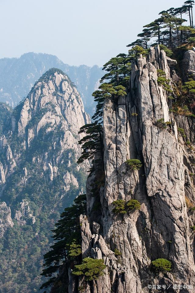 黄山的山峰很奇特,也很美,很险峻,特别是山上的松树,更是让人赞服.