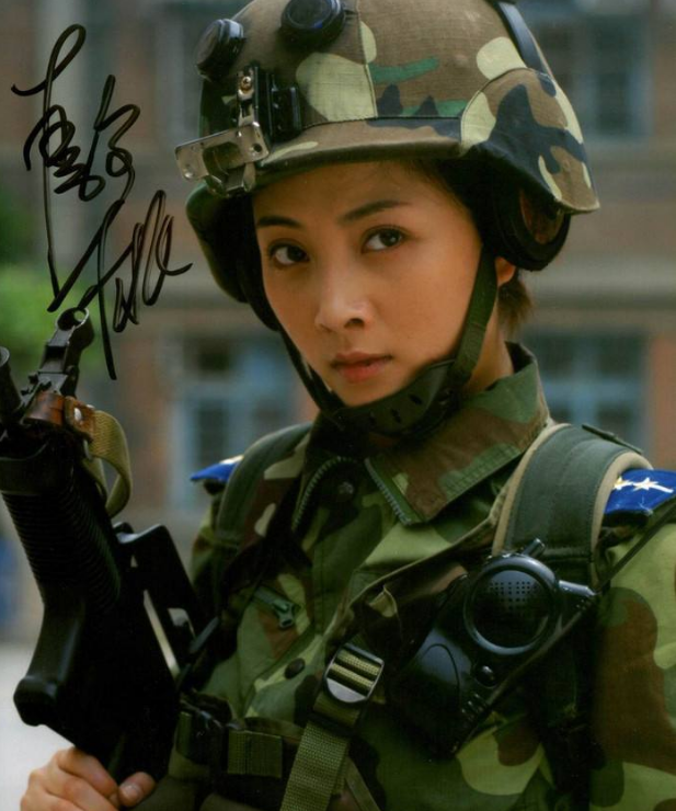 短发的范爷穿上军装女人味十足