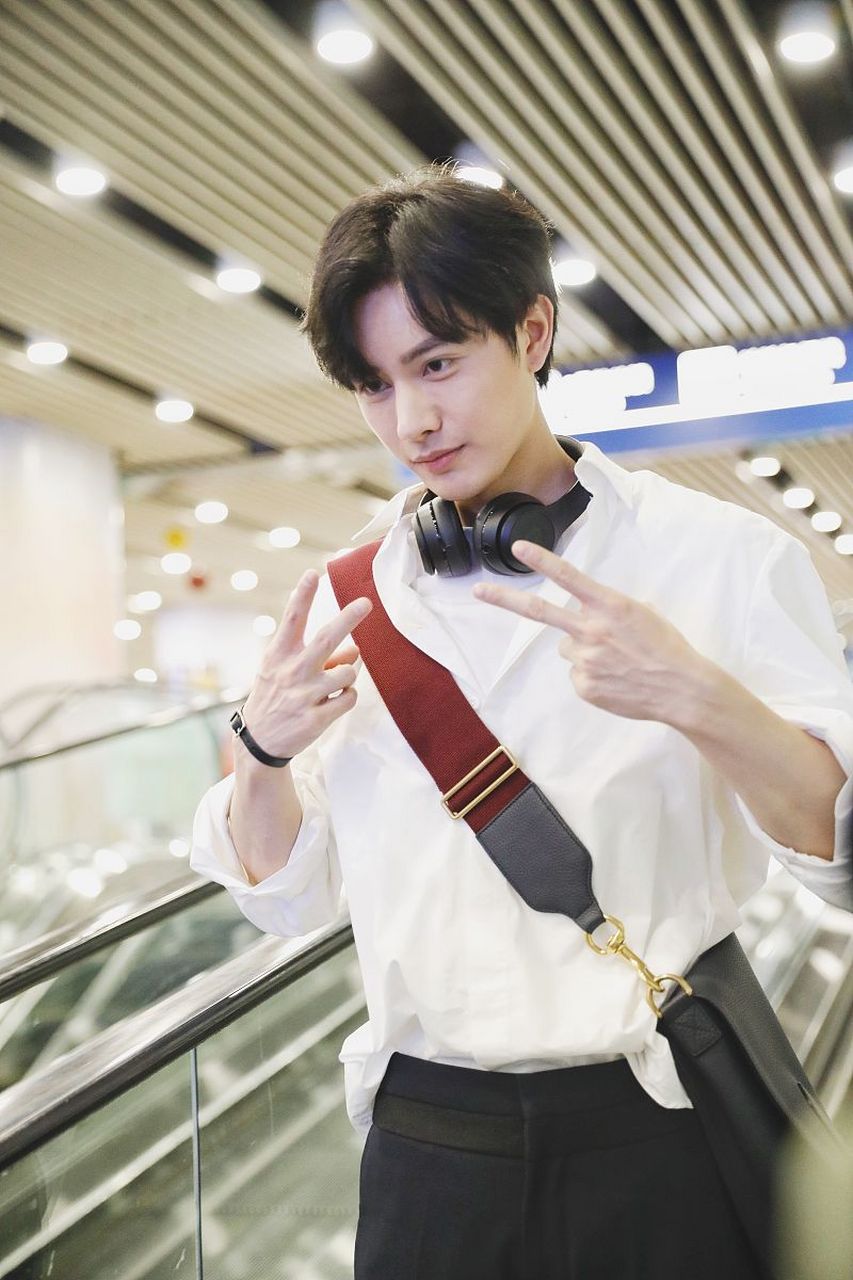 王佑硕早前进组拍摄了丝芭家攒的古装仙侠言情剧,男