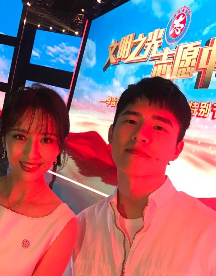 资源给到位,自拍贼帅气,佟丽娅和刘昊然是什么神仙姐妹情!