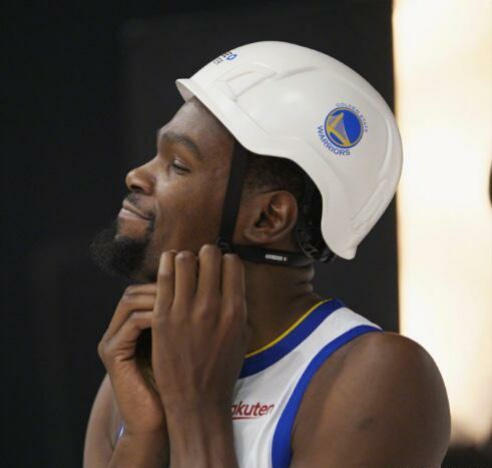 带起民工帽的杜兰特 咋这么美滋滋?网友的回答贼犀利