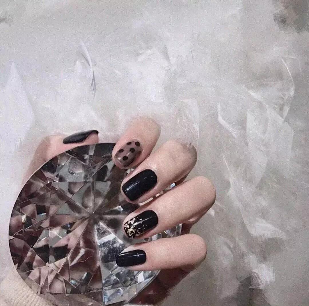 又酷又甜的黑色美甲图案,还不赶快收藏起来!