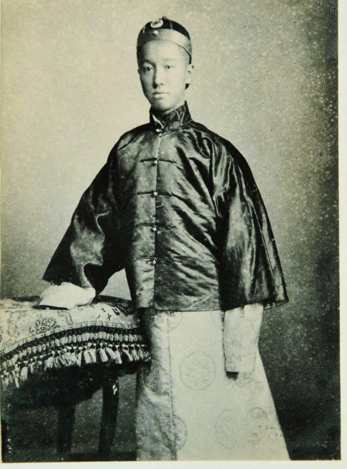 揭秘醇亲王载沣真实老照片,图2显得英武非凡,图6和香港总督合影