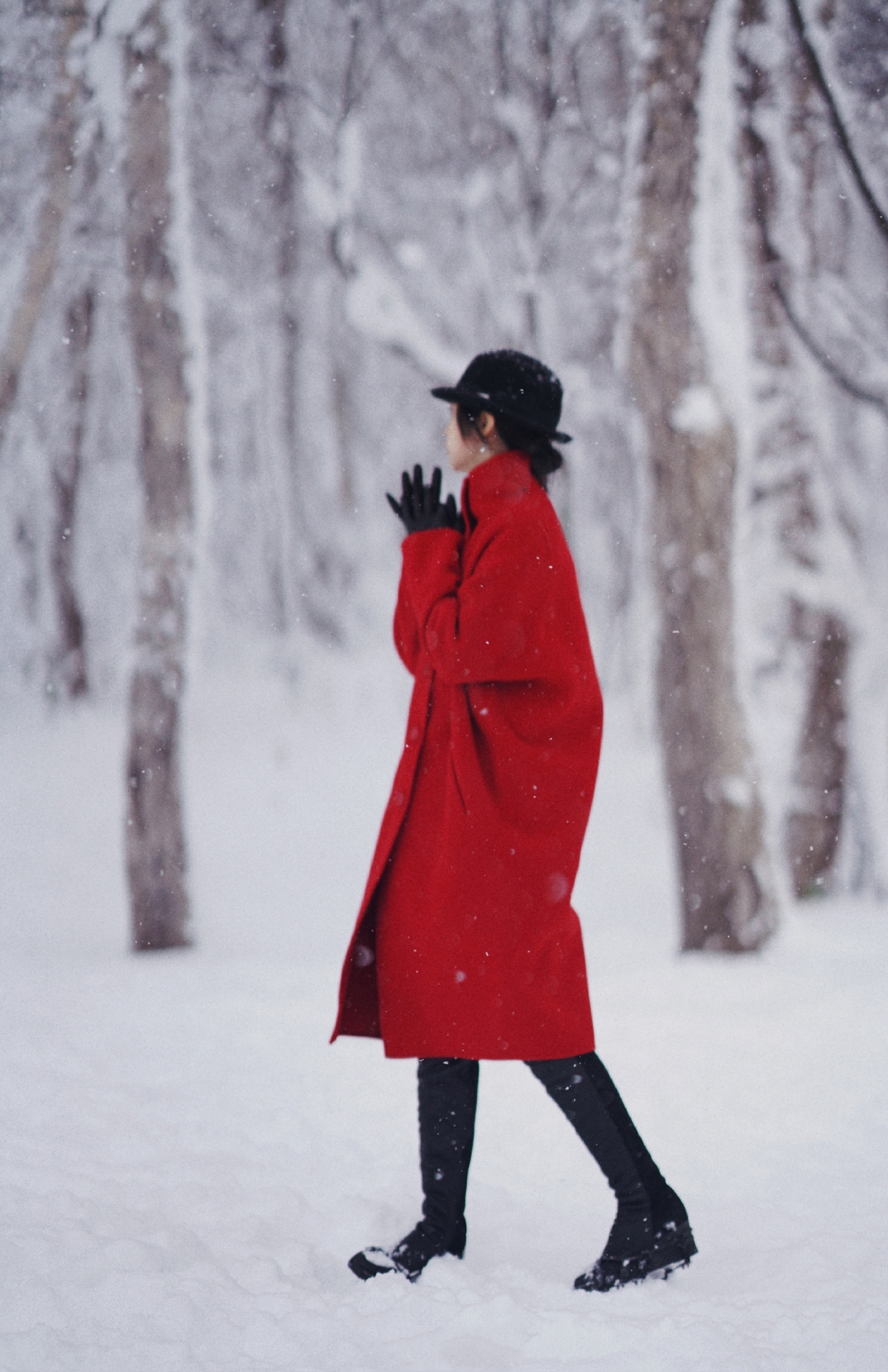 雪景红衣女人图片图片