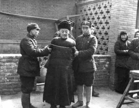 他曾是抗日名将,却因为一个女人,挪公款,杀战友,投敌叛国!
