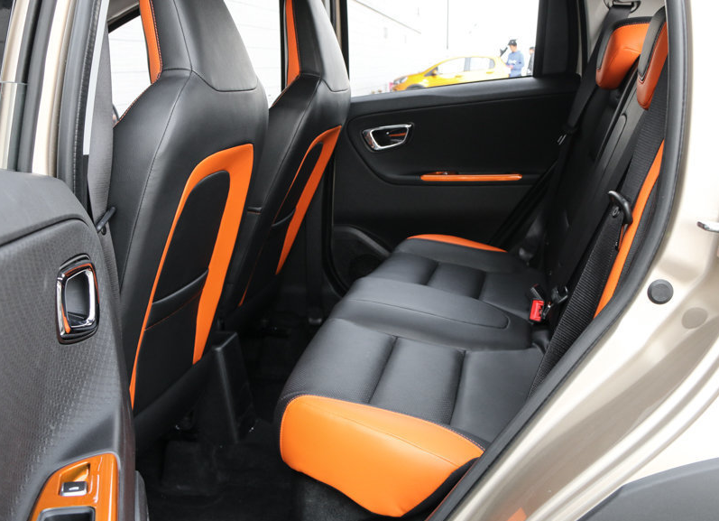 看这款吉利汽车-远景x1,整体显得十分大气,给予人一种豪华感