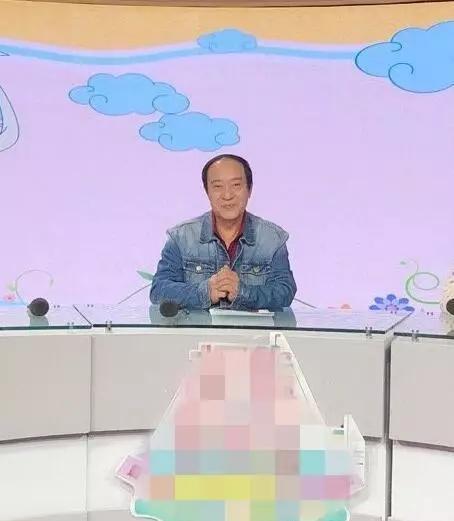 71岁牛群再登舞台,头发掉落变秃顶,20年前突然放弃相声让人遗憾