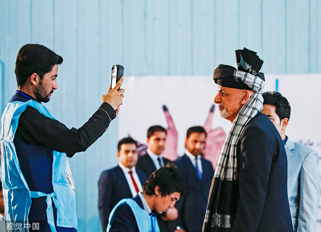 阿富汗大选开始投票 总统候选人在投票站露面